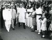 Fotografia de Américo Tomás na cidade de Maputo à entrada de um hospital, por ocasião da visita de estado efetuada a Moçambique