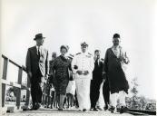 Fotografia de Américo Tomás, acompanhado por Gertrudes Rodrigues Tomás e por António Augusto Peixoto Correia, na Ilha de Moçambique por ocasião da visita de estado efetuada a Moçambique