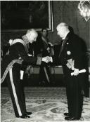 Fotografia de Américo Tomás no Palácio de Belém, presidindo à cerimónia de entrega de credenciais ao novo embaixador da França em Portugal