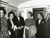 Fotografia de Américo Tomás, acompanhado por Inocêncio Galvão Teles, por Gertrudes Rodrigues Tomás e pela filha Maria Natália, no Teatro nacional de São Carlos, por ocasião da atuação da ópera italiana "Os Capuletos e os Montecchio" da autoria de Vincenzo Bellini