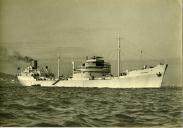 Fotografia do navio-tanque “Sameiro” da Companhia Colonial de Navegação (CCN), fundeado no rio Tejo