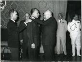 Fotografia de Américo Tomás, acompanhado por Eduardo de Arantes e Oliveira, no Palácio Nacional de Belém, atribuindo uma condecoração a Manuel Rocha