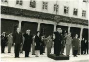 Fotografia de  Américo Tomás, acompanhado por Quintanilha e Mendonça Dias, presidindo à sessão solene de abertura do novo ano letivo e celebração do aniversário do Instituto de Odivelas
