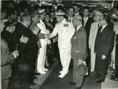 Fotografia de Américo Tomás, acompanhado por José Augusto da Costa Almeida e pelo ministro do ultramar António Augusto Peixoto Correia, durante a sessão de cumprimentos despedida após passagem pela cidade da Beira