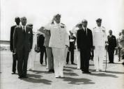 Fotografia de Américo Tomás, acompanhado por José Augusto da Costa Almeida e por António Augusto Peixoto Correia, durante uma cerimónia oficial por ocasião da visita de estado efetuada a Moçambique