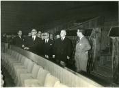 Fotografia de Américo Tomás, acompanhado por Marcelo Caetano, visitando a reitoria da Universidade Clássica de Lisboa