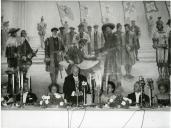 Fotografia de Américo Tomás, acompanhado por Gertrudes Rodrigues Tomás, José Augusto da Costa Almeida e por António Augusto Peixoto Correia, na banquete de despedida no Palácio da Ponta Vermelha em Lourenço Marques, por ocasião da visita de estado efetuada a Moçambique