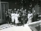 Fotografia de Américo Tomás no Palácio Nacional de Belém, acompanhado por César Moreira Batista, por Gertrudes Rodrigues Tomás e pela filha Maria Natália, por ocasião de um almoço oferecido às representantes da Federação das Associações Portuguesas no Brasil