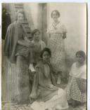 Fotografia de Gertrudes Ribeiro da Costa na companhia das suas duas irmãs e familiares, durante uma visita à vila de Sintra