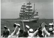 Fotografia da Regata Internacional Lisboa-Bermudas, que contou com a participação de doze países e os seus respetivos veleiros, tendo Portugal também participado com o navio-escola Sagres