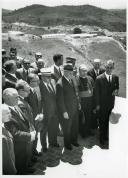 Fotografia de Américo Tomás acompanhado por Eduardo de Arantes e Oliveira, por ocasião da visita oficial efetuada ao Alentejo, de 12 a 14 de abril de 1964