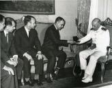 Fotografia de Américo Tomás no Palácio de Belém, recebendo em audiência os diretores da Federação Portuguesa de Futebol