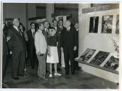 Fotografia de Américo Tomás na Junta de Turismo da Costa do Sol, visitando uma exposição de fotografias a cores sobre Angola