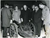 Fotografia do Presidente da República Américo Tomás durante uma visita efetuada ao Museu Militar