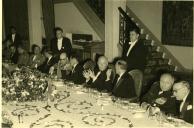 Fotografia de Américo Tomás, em Lisboa, durante um jantar oferecido em homenagem aos membros da delegação francesa de visita a Portugal para a cerimónia da deposição da imagem do Cristo das Trincheiras no Mosteiro de Santa Maria da Vitória (Mosteiro dos Jerónimos)