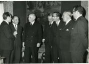 Fotografia de Américo Tomás no Palácio de Belém, recebendo em audiência representantes da Casa da Imprensa