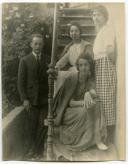 Fotografia de Américo Tomás na companhia de Gertrudes Ribeiro da Costa e das suas duas irmãs, durante uma visita à vila de Sintra.