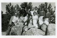 Fotografia de Maria Madalena e Maria Natália, filhas de Américo Tomás, com familiares e amigos durante um passeio na Lagoa Azul, em Sintra