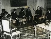 Fotografia de Américo Tomás no Palácio Nacional de Belém, recebendo em audiência o reitor e um grupo de professores e alunos do Liceu Gil Vicente