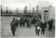 Fotografia de Américo Tomás em Cacilhas visitando as obras do Estaleiro Naval de Lisboa
