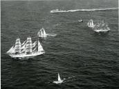 Fotografia da Regata Internacional Lisboa-Bermudas, que contou com a participação de doze países e os seus respetivos veleiros, tendo Portugal também participado com o navio-escola Sagres