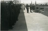 Fotografia de Américo Tomás cumprimentando os oficiais da Escola de Eletromecânica por ocasião da sua visita ao Centro de Instrução Almirante Wandenkolk (C.I.A.W.)