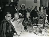 Fotografia de Américo Tomás, acompanhado por Gertrudes Rodrigues Tomás, por ocasião da visita de estado efetuada a Moçambique