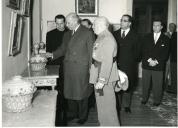 Fotografia de Américo Tomás, Francisco Costa Gomes e comitiva, por ocasião da visita ao Asilo de Inválidos Militares de Runa, em Torres Vedras.