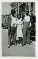 Fotografia de familiares e amigos de Américo Tomás, por ocasião da sua visita ao norte de Portugal