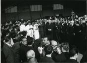 Fotografia de Américo Tomás acompanhado por Alfredo Rodrigues dos Santos Júnior e por César Moreira Batista, em Tires, por ocasião da cerimónia de inauguração do Campo de Aviação de Cascais