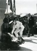 Fotografia de Américo Tomás em Loulé, depositando uma coroa de flores no monumento a Duarte Pacheco, por ocasião da visita oficial efetuada ao Algarve