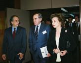 Fotografia de Ramalho Eanes e Manuela Eanes com Carlos Carvalhas