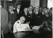 Fotografia de Américo Tomás, acompanhado por Alfredo Rodrigues dos Santos Júnior e por Eduardo de Arantes e Oliveira, no Museu de Etnografia e História da Junta Distrital do Porto, por ocasião da visita oficial efetuada ao norte do país