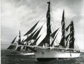 Fotografia da Regata Internacional Lisboa-Bermudas, que contou com a participação de doze países e os seus respetivos veleiros, tendo Portugal também participado com o navio-escola Sagres