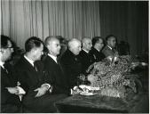 Fotografia de Américo Tomás, acompanhado por Quintanilha e Mendonça Dias, no Colégio Militar, presidindo à cerimónia solene de abertura do novo ano letivo