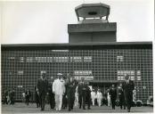 Fotografia de Américo Tomás, acompanhado por António Augusto Peixoto Correia, no Centro de Controlo de Luanda, por ocasião de uma paragem de três dias em Angola, durante o regresso da visita de estado efetuada a Moçambique