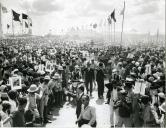 Fotografia de Américo Tomás seguindo em cortejo automóvel, por ocasião da visita de estado efetuada a Moçambique