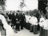 Fotografia de Américo Tomás, acompanhado por Gertrudes Rodrigues Tomás, na Ermida de São Jerónimo, no alto do Restelo, por ocasião da celebração da missa da bênção dos navios bacalhoeiros 