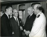 Fotografia de Américo Tomás, acompanhado por António Augusto Peixoto Correia e por Silvino Silvério Marques, a bordo de uma embarcação em Luanda, por ocasião de uma visita de estado efetuada a Angola