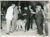 Fotografia de Américo Tomás por ocasião da visita à Exposição Canina do Estoril