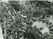 Fotografia da população em Inhambane, por ocasião da visita de estado efetuada por Américo Tomás a Moçambique