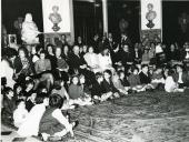 Fotografia de Américo Tomás na Sala das Bicas do Palácio Nacional de Belém, acompanhado Gertrudes Rodrigues Tomás, pela filha Maria Natália e pelos dois netos João Paulo e Rui Miguel, por ocasião da festa de Natal 