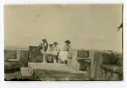 Fotografia de alguns familiares e amigos de Gertrudes Ribeiro da Costa, no Miradouro da Cruz durante uma visita à Quinta da Penha Verde, em Sintra.