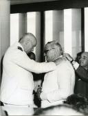 Fotografia de Américo Tomás, acompanhado por António Augusto Peixoto Correia, atribuindo condecorações por ocasião da visita de estado efetuada a Moçambique