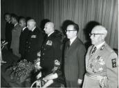 Fotografia de Américo Tomás no Colégio Militar, presidindo à cerimónia solene de abertura do novo ano letivo