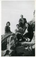 Fotografia de Maria Natália e Maria Madalena, filhas de Américo Tomás, com familiares e amigos sentados na Praia de Santa Cruz, em Torres Vedras