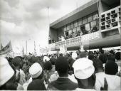 Fotografia de Américo Tomás, acompanhado por Gertrudes Rodrigues Tomás, José Augusto da Costa Almeida e por António Augusto Peixoto Correia, em Vila Cabral, atualmente designada Lichinga, saudando a população por ocasião da visita de estado efetuada a Moçambique