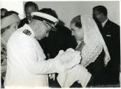 Fotografia de Américo Tomás acompanhado por Gertrudes Rodrigues Tomás em Valença, por ocasião da visita efetuada ao norte do país