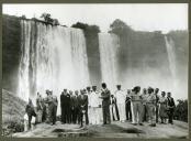 Fotografia de Américo Tomás nas quedas de Kalandula, na província de Malanje, por ocasião da sua visita de Estado a Angola