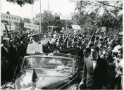 Fotografia de Américo Tomás desfilando em cortejo automóvel em Xai-Xai, por ocasião da visita de estado efetuada a Moçambique